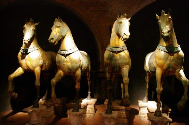 Базилика Сан Марко в Венеции. Италия . Музей Сан Марко - квадрига лошадей.