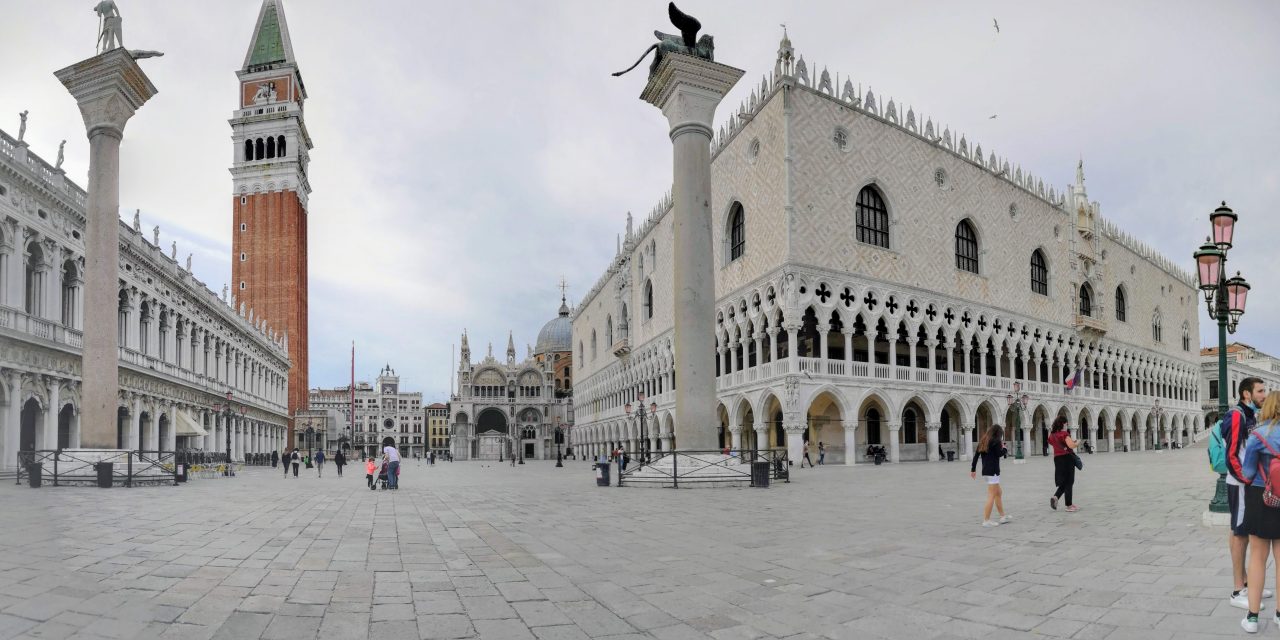 Дворец Дожей Венеции и дворец Коррер.