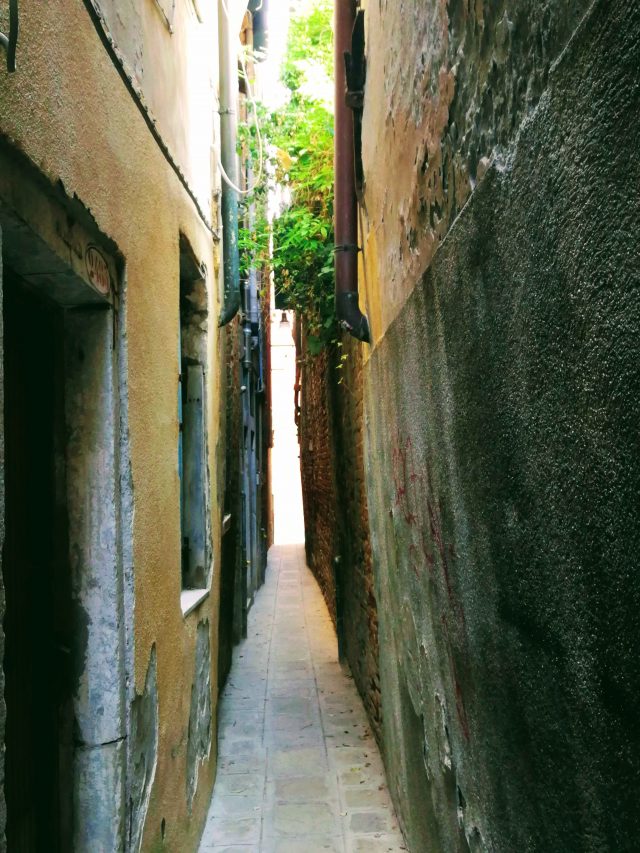 Экскурсия по району Кастелло в Венеции - не туристическая Венеция. Самая узкая улица в Венеции